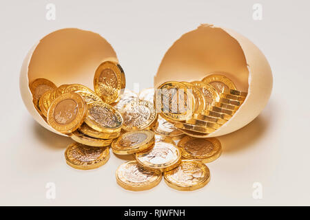 Notgroschen mit Shinny Pfund Münzen Stockfoto
