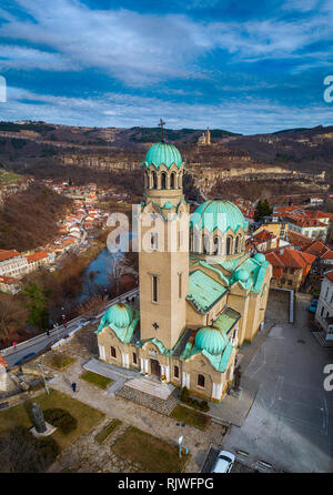 Drone Ansicht von oben in die Patriarchalische orthodoxe Kathedrale des Heiligen Himmelfahrt von Gott, Veliko Tarnovo, Bulgarien Stockfoto