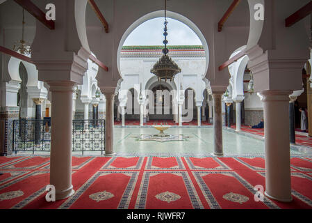 Innenhof und Interieur Der zaouia Moulay Idriss II ist Schrein oder Moschee in Fes, Marokko und Grab von Moulay Idriss II. Stockfoto