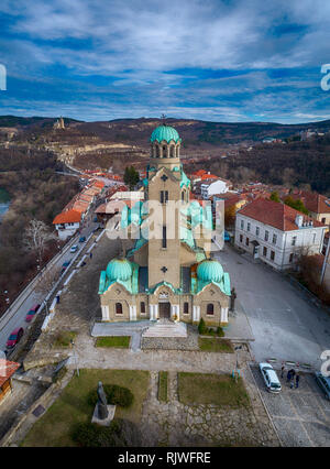 Drone Ansicht von oben in die Patriarchalische orthodoxe Kathedrale des Heiligen Himmelfahrt von Gott, Veliko Tarnovo, Bulgarien Stockfoto