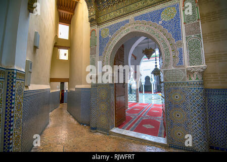 Tür oder Tor zum Innenhof der Universität Al Quaraouiyine oder al-Qarawiyīn Moschee - bekannt, die älteste Universität der Welt. Fes, Marokko Stockfoto