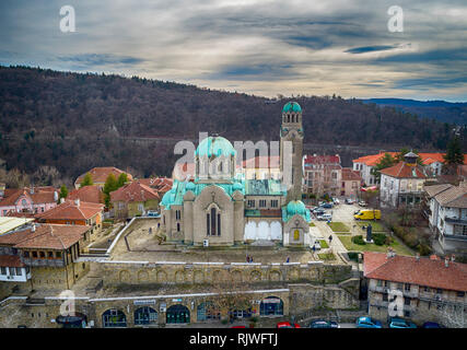 Drone Ansicht von oben in die Patriarchalische orthodoxe Kathedrale des Heiligen Himmelfahrt von Gott, Veliko Tarnovo, Bulgarien Stockfoto