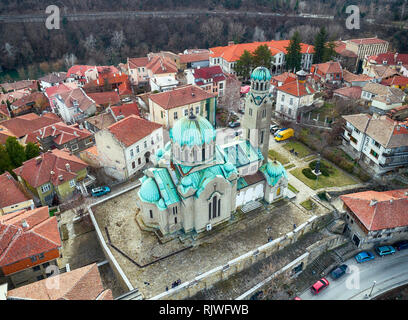 Drone Ansicht von oben in die Patriarchalische orthodoxe Kathedrale des Heiligen Himmelfahrt von Gott, Veliko Tarnovo, Bulgarien Stockfoto