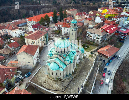 Drone Ansicht von oben in die Patriarchalische orthodoxe Kathedrale des Heiligen Himmelfahrt von Gott, Veliko Tarnovo, Bulgarien Stockfoto