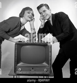 Fernsehen in den 1950er Jahren. Ein junges Paar wird dargestellt, neben einem typischen 50er fernseher. Foto Kristoffersson ref CC93-3. Schweden 1958 Stockfoto