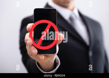 Business Person Rot kein Zeichen auf dem Mobiltelefon Stockfoto