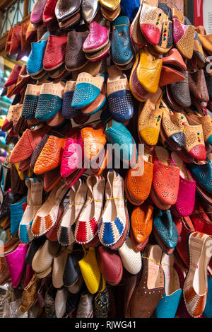 Farbenfrohe handgefertigte Leder Hausschuhe (babouches) auf einem Markt in Fes. traditionellen marokkanischen Schuhe für den Verkauf in den Souk (Markt) in Fes, Marokko Stockfoto