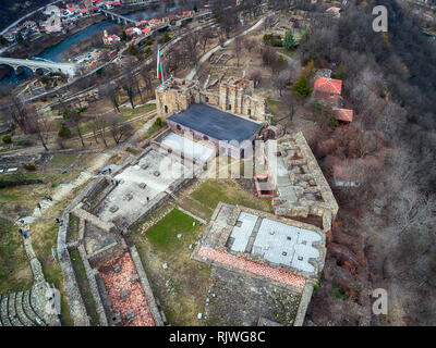 Luftbild Ruinen der Hauptstadt des Zweiten Bulgarischen Reiches mittelalterliche Festung Tsarevets, Veliko Tarnovo, Bulgarien Stockfoto