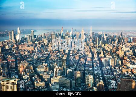 Luftaufnahme von New York City Skyline mit städtischen Wolkenkratzer Stockfoto