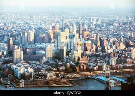 Berühmte Skyline von Downtown New York mit Brooklyn Bridge Stockfoto