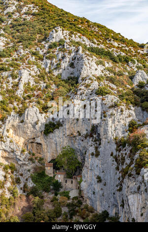 Hermitage Saint Antoine, die in den Felsen der Schlucht von Galamus gebaut wird. Stockfoto