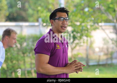 International Thai ehemaligen Tennis-Champion Paradorn Srichaphan Trainer jungen Studenten an einer internationalen Schule in Hua Hin bekannt. Stockfoto