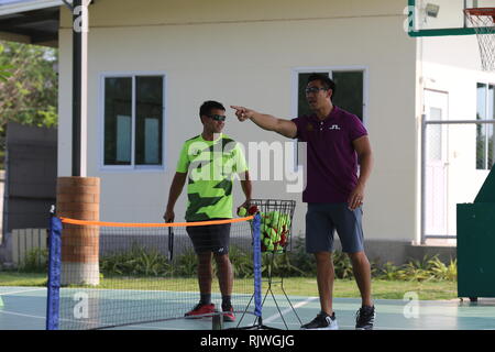 International Thai ehemaligen Tennis-Champion Paradorn Srichaphan Trainer jungen Studenten an einer internationalen Schule in Hua Hin bekannt. Stockfoto