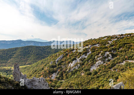 In der breiten Ansicht durch ein Tal im Süden von Frankreich, in der Nähe der Schluchten von Galamus. Stockfoto