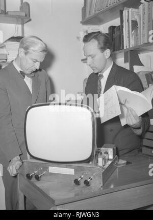 Fernsehen in den 1950er Jahren. Ein Mann mit einem frühen Fernsehen in der Produktion oder die Prüfung an der Elfo Unternehmen eingestellt ist das Experimentieren mit der Fernsehtechnik. Januar 1954 Stockfoto