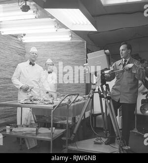 Fernsehen in den 1950er Jahren. Ein frühes Fernsehen Aufnahme von einem essen Ausstellung in Stockholm, Februar 1953.