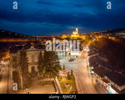 Drone Antenne Nacht Blick auf Veliko Tarnovo. Stadtbild von Hügel Tsarevets. - Bild Stockfoto