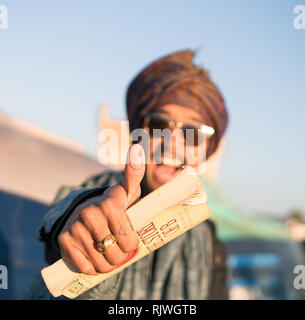 Jungen asiatischen Bärtigen touristische Mann mit Buch Spaß in Essaouira, Marokko bei der abendlichen Sonnenuntergang. Stockfoto