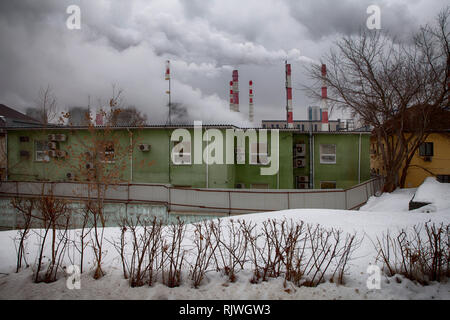 Moskau, Russland - Februar 6, 2019: urbane Landschaft im Winter. Ein Moskauer Thermal Power Station N 20 ist ein Kraftwerk der Teil von Mosenergo. Es liegt Stockfoto