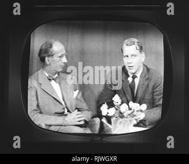 Fernsehen in den 1950er Jahren. Ein typisches Schwarz und Weiß TV-Bildschirm fotografiert, wenn ein Broadcast eingeschaltet ist. Eine Szene mit zwei Männer diskutieren. August 1957 Schweden Stockfoto