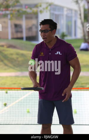 International Thai ehemaligen Tennis-Champion Paradorn Srichaphan Trainer jungen Studenten an einer internationalen Schule in Hua Hin bekannt. Stockfoto