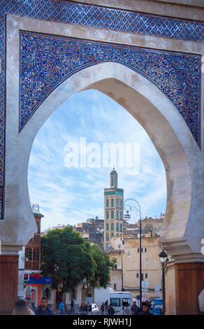 Bab Rcif, einem der berühmten Tor und statt. UNESCO-Weltkulturerbe Stadt Fez-Medina. Die antike Stadt und die älteste Hauptstadt. Fes, Marokko Stockfoto