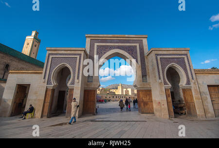 Bab Rcif, einem der berühmten Tor und statt. UNESCO-Weltkulturerbe Stadt Fez-Medina. Die antike Stadt und die älteste Hauptstadt. Fes, Marokko Stockfoto