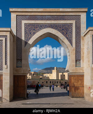 Bab Rcif, einem der berühmten Tor und statt. UNESCO-Weltkulturerbe Stadt Fez-Medina. Die antike Stadt und die älteste Hauptstadt. Fes, Marokko Stockfoto