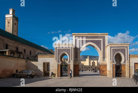 Bab Rcif, einem der berühmten Tor und statt. UNESCO-Weltkulturerbe Stadt Fez-Medina. Die antike Stadt und die älteste Hauptstadt. Fes, Marokko Stockfoto