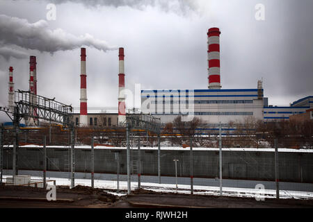 Moskau, Russland - Februar 6, 2019: urbane Landschaft im Winter. Ein Moskauer Thermal Power Station N 20 ist ein Kraftwerk der Teil von Mosenergo. Es liegt Stockfoto