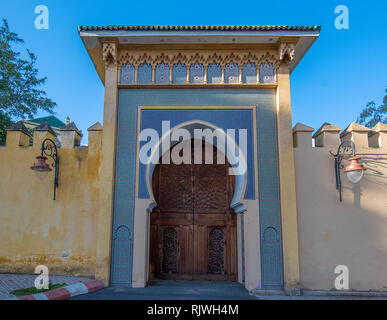 Die Tür oder Tor zu Dar Batha Museum in Fes, Fes, Marokko. Ehemalige königliche Palast und Museum der nationalen Kunst, Ethnographie und die kulturellen Aktivitäten Stockfoto