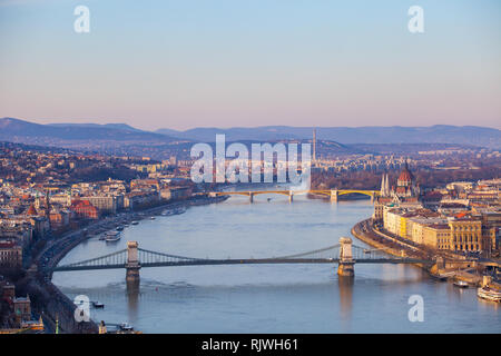 BUDAPEST/UNGARN - Februar 02, 2012: Panorama der Stadt, erschossen während der schönen lila Abend Sonne aufgenommen Stockfoto