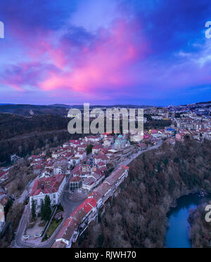 Drone Antenne sonnenaufgang Blick auf Veliko Tarnovo. Stadtbild von Hügel Tsarevets. - Bild Stockfoto