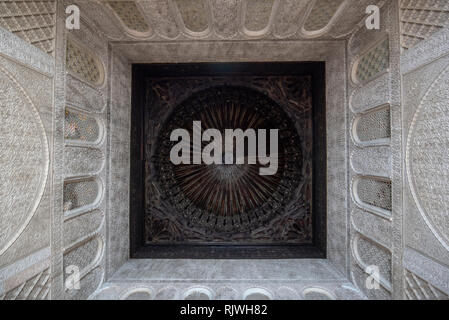 Im Inneren der Medrese (Medersa Bou Inania el Bouanania) ist als hervorragendes Beispiel für Marinid Architektur anerkannt. Fes Marokko Stockfoto