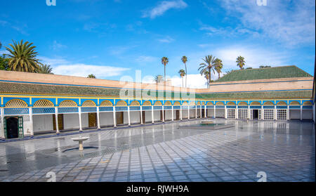 Im Inneren des schönen alten Bahia Palast, eine der Hauptattraktionen von Marrakesch. Innenhof mit dem Brunnen in Marrakesch, Marokko Stockfoto