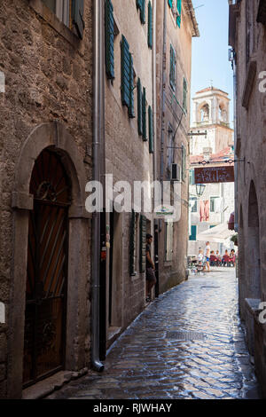 Altstadt von Kotor, Montenegro. September 2018 Die erste Erwähnung der Stadt - mehr als 26 Jahrhunderten. Wir sehen alte Häuser, eine sehr schmale Straße, c Stockfoto