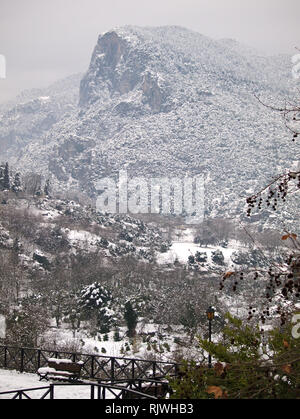 Blick auf den Olymp Berge mit Schnee bedeckt, von Litochoro in Pieria Griechenland. Stockfoto