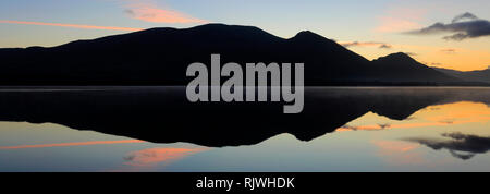 Sonnenaufgang über Bassenthwaite Lake, Keswick, Lake District National Park, Cumbria, England, Großbritannien Stockfoto