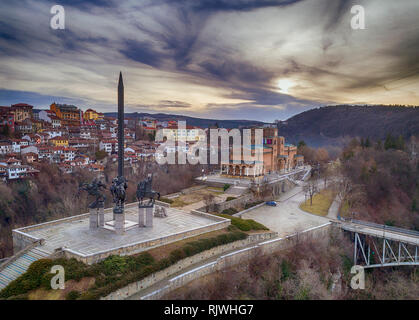 Luftaufnahme der Denkmal der Assenevtci Könige in Veliko Tarnovo, Bulgarien, kulturelles Erbe, die vier bulgarischen Könige Stockfoto