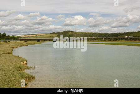 Fluss Adur Mündung in Shoreham in West Sussex, England. Mit 27 Road Bridge im Hintergrund Stockfoto