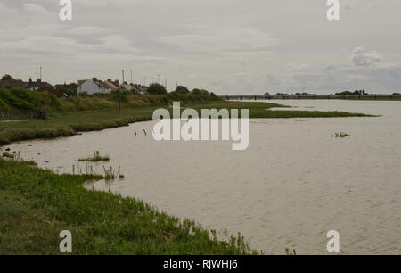 Fluss Adur Mündung in Shoreham in West Sussex, England. Mit Häusern entlang der Bank Stockfoto