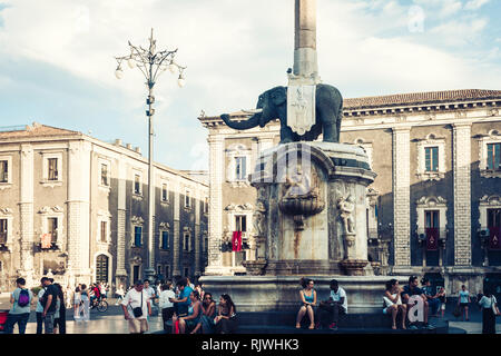 Catania, Sizilien, Italien - August 08, 2018: die Menschen in der Nähe von berühmten Wahrzeichen, dem Monument der Elefanten Brunnen (Fontana dell'Elefante) auf dem Hauptplatz Piazza Stockfoto