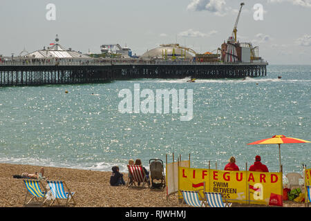 Rettungsschwimmer am Strand von Brighton, East Sussex, England. Mit Pier im Hintergrund. Stockfoto