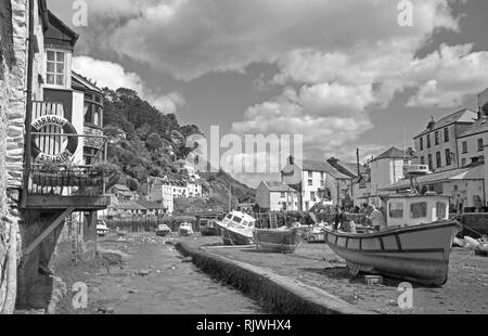 Boot Wartung in Polperro Fischerhafen South East Cornwall Stockfoto