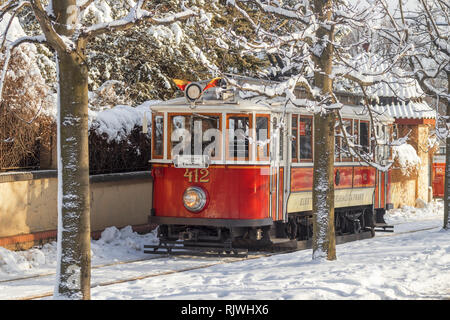 Prag, tschechische Republik - Februar 4, 2019: Historische Straßenbahn im Winter Prag, Besichtigung der historischen Straßenbahn winter Prag. Bäume und Straße unter Stockfoto