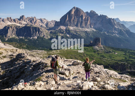 Zwei Frauen Wanderer auf der Alta Via 1 Fußweg zum Rifugio Nuvolau auf 2575 m in den Dolomiten. Ausblick auf die Cinque Torri an die 3225m Tofana di Rozes Stockfoto