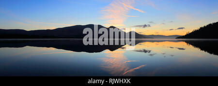 Sonnenaufgang über Bassenthwaite Lake, Keswick, Lake District National Park, Cumbria, England, Großbritannien Stockfoto