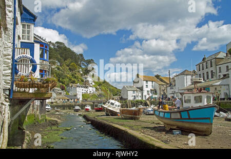 Boot Wartung in Polperro Fischerhafen South East Cornwall Stockfoto