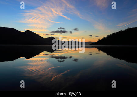 Sonnenaufgang über Bassenthwaite Lake, Keswick, Lake District National Park, Cumbria, England, Großbritannien Stockfoto