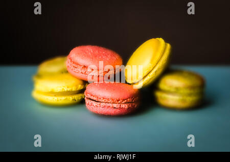 Rosa und Gold farbigen Macarons Stockfoto